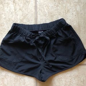 Woman’s black Patagonia shorts with pockets.